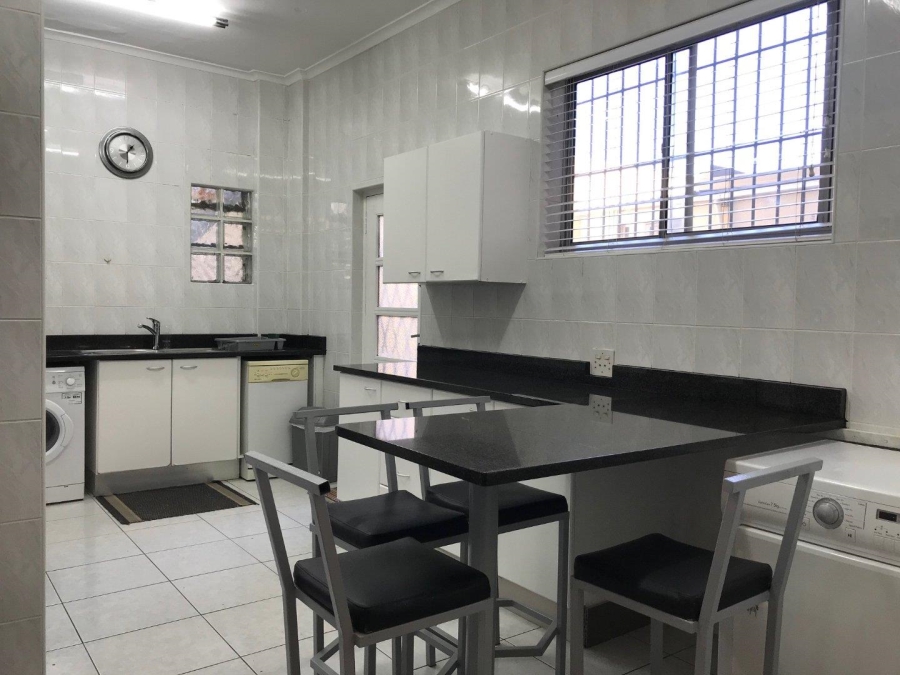 To Let 3 Bedroom Property for Rent in Sea Point Western Cape